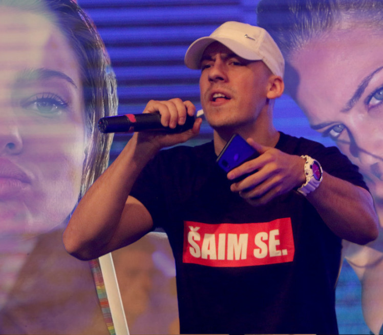 ВИШЕ СЕ НЕ КРИЈУ: Бака показао девојку "Овде ћеш рећи ’ДА’!"