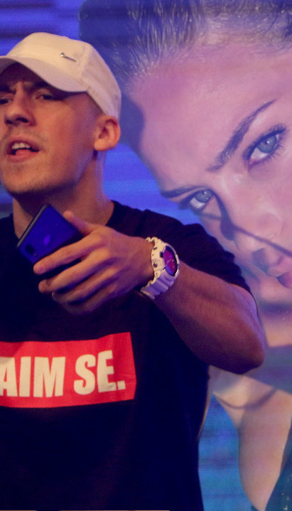 VIŠE SE NE KRIJU: Baka pokazao devojku "Ovde ćeš reći ’DA’!"