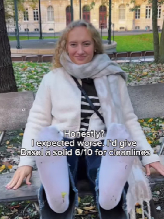 ČISTE? Hodala u belim čarapama po Bazelu, pa pokazala noge