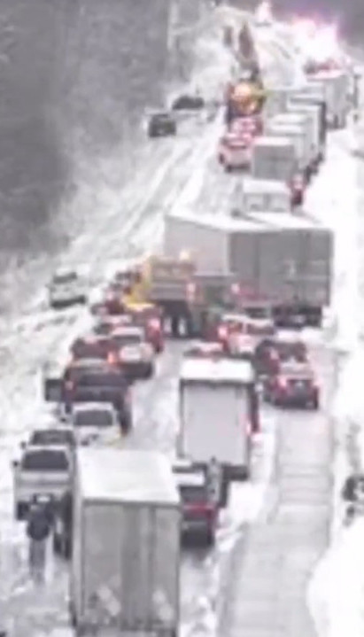 НЕСРЕЋА КАКВА СЕ РЕТКО ВИЂА: Ланчани судар - 45 возила! ФОТО