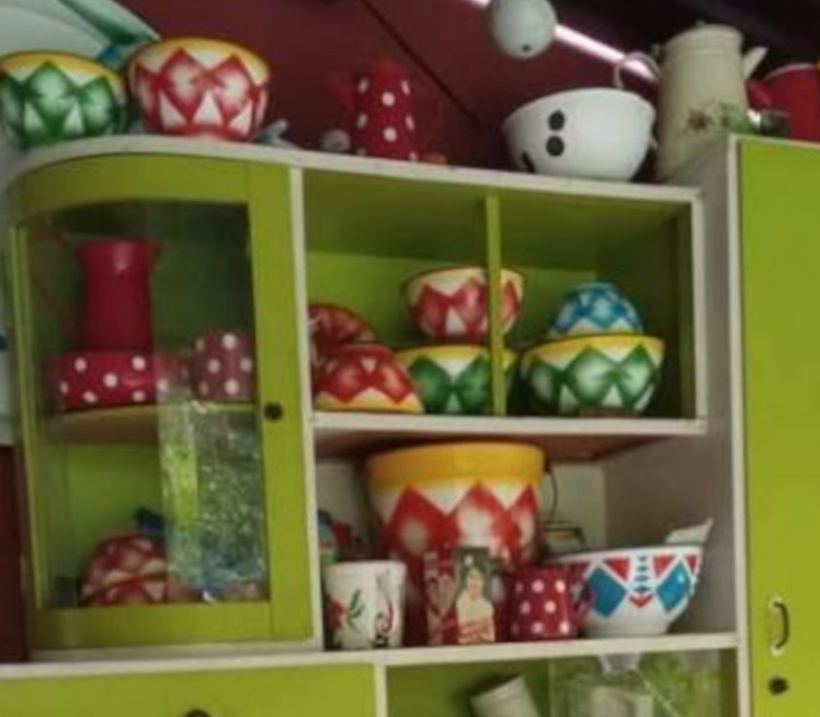 MIRIS JUGE: Kredenac i posuđe - sve za 500 evra (FOTO)