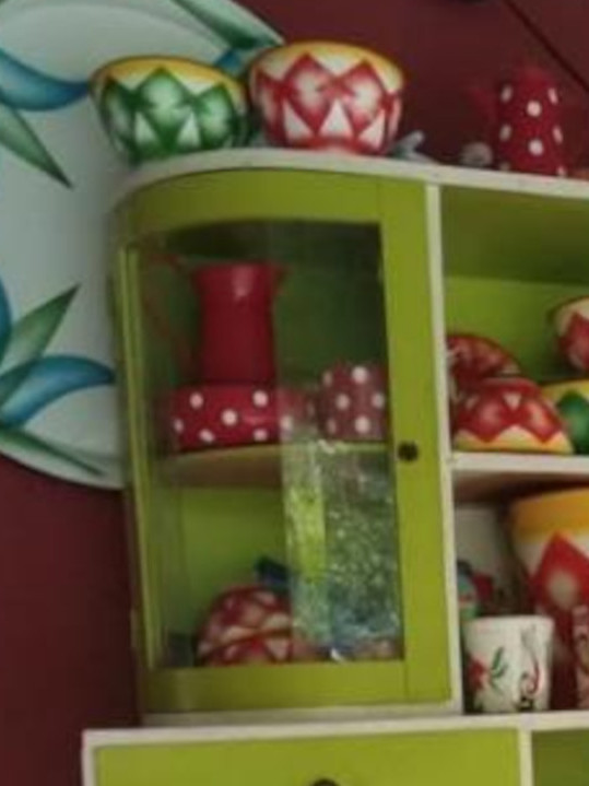 MIRIS JUGE: Kredenac i posuđe - sve za 500 evra (FOTO)