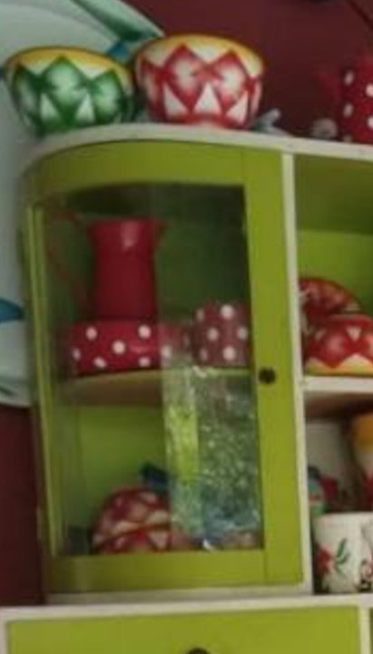 MIRIS JUGE: Kredenac i posuđe - sve za 500 evra (FOTO)