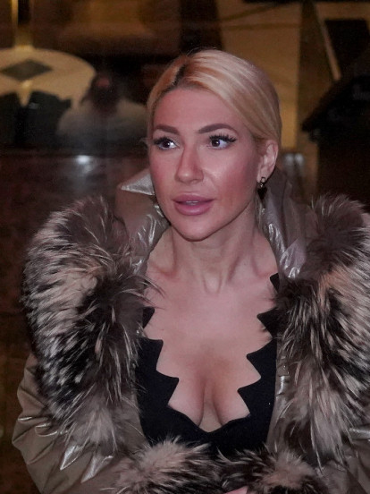 ČIPKANI BRUS I CRNE ČARAPE: Jovana spremna za jutarnji