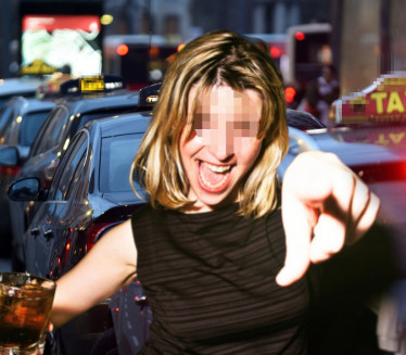 Pijane devojke opljačkale taksistu i OTELE MU AUTO