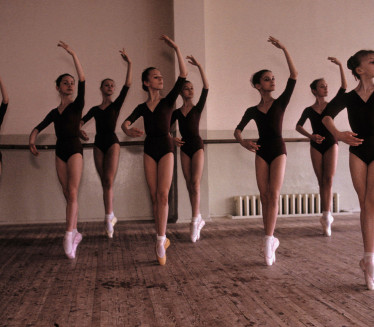 Овако балерине проверавају да ли им је струк довољно ТАНАК