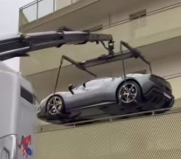 "OVO JOŠ NISAM VIDEO!" Auto parkirao na terasi stana (VIDEO)