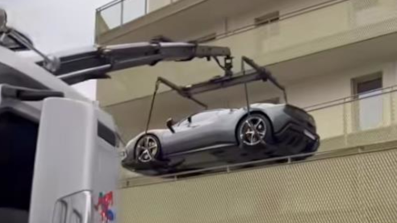 "ОВО ЈОШ НИСАМ ВИДЕО!" Ауто паркирао на тераси стана (ВИДЕО)