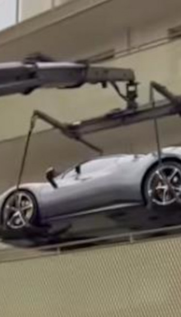 "OVO JOŠ NISAM VIDEO!" Auto parkirao na terasi stana (VIDEO)