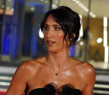 ДРСКО: Јелисавета Орашанин БЕЗ ДОЊЕГ ВЕША на улици (ФОТО)