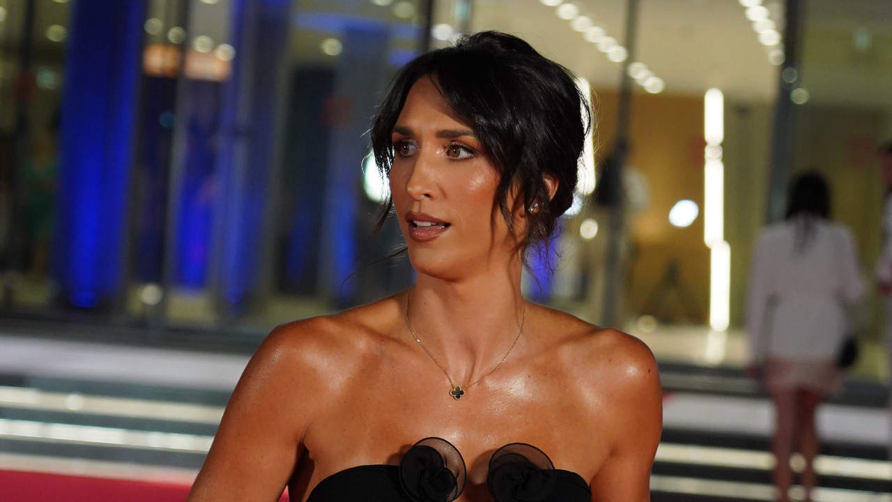 ДРСКО: Јелисавета Орашанин БЕЗ ДОЊЕГ ВЕША на улици (ФОТО)