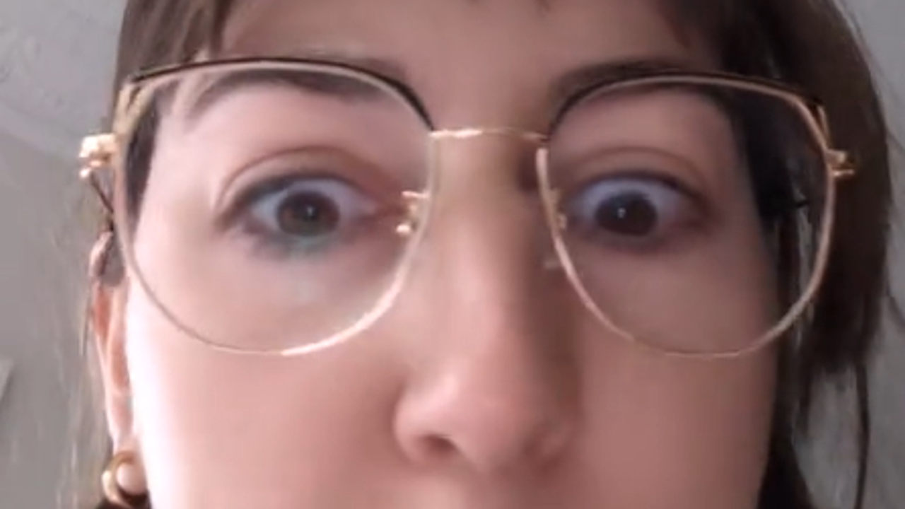 Жена први пут у 15 година погледала родни лист и ШОКИРАЛА СЕ