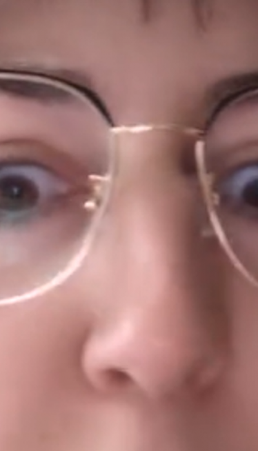 Жена први пут у 15 година погледала родни лист и ШОКИРАЛА СЕ