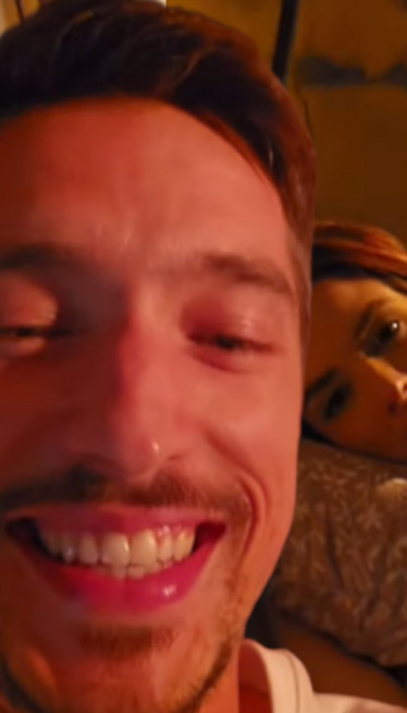 Како изгледају интимне сцене ИЗА камера?  (ВИДЕО)