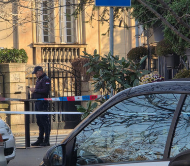 Policija našla mrtvu devojku, muškarac se bacio kroz prozor