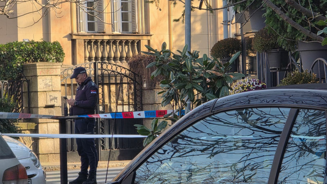 Policija našla mrtvu devojku, muškarac se bacio kroz prozor