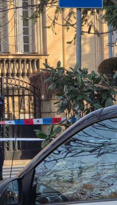 Policija našla mrtvu devojku, muškarac se bacio kroz prozor