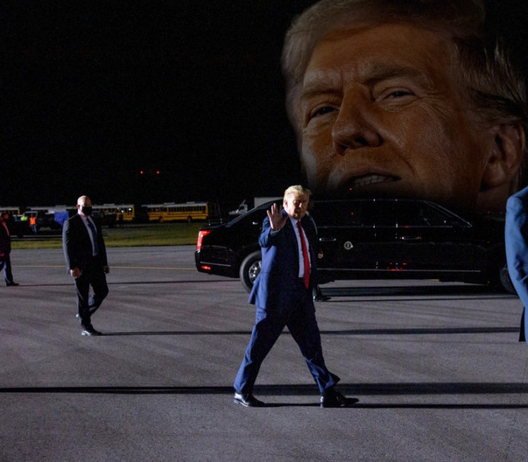 ЗАРОБЉЕН У WЦ-У: Обезбеђење УДАРИЛО Трампа вратима (ВИДЕО)