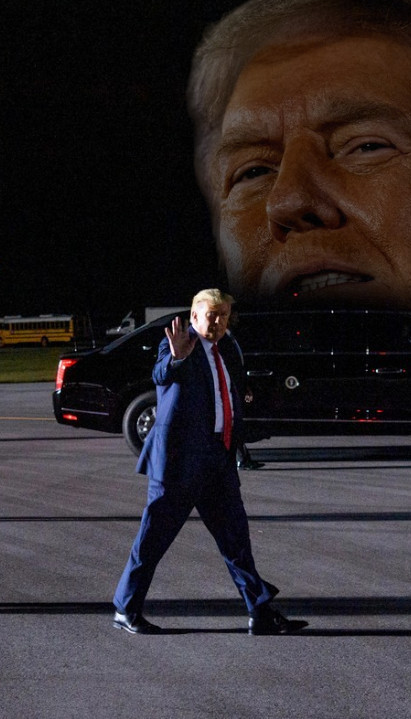 ZAROBLJEN U WC-U: Obezbeđenje UDARILO Trampa vratima (VIDEO)