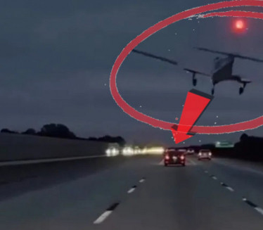 Jeziv snimak AVIONA koji se zakucava u AUTO