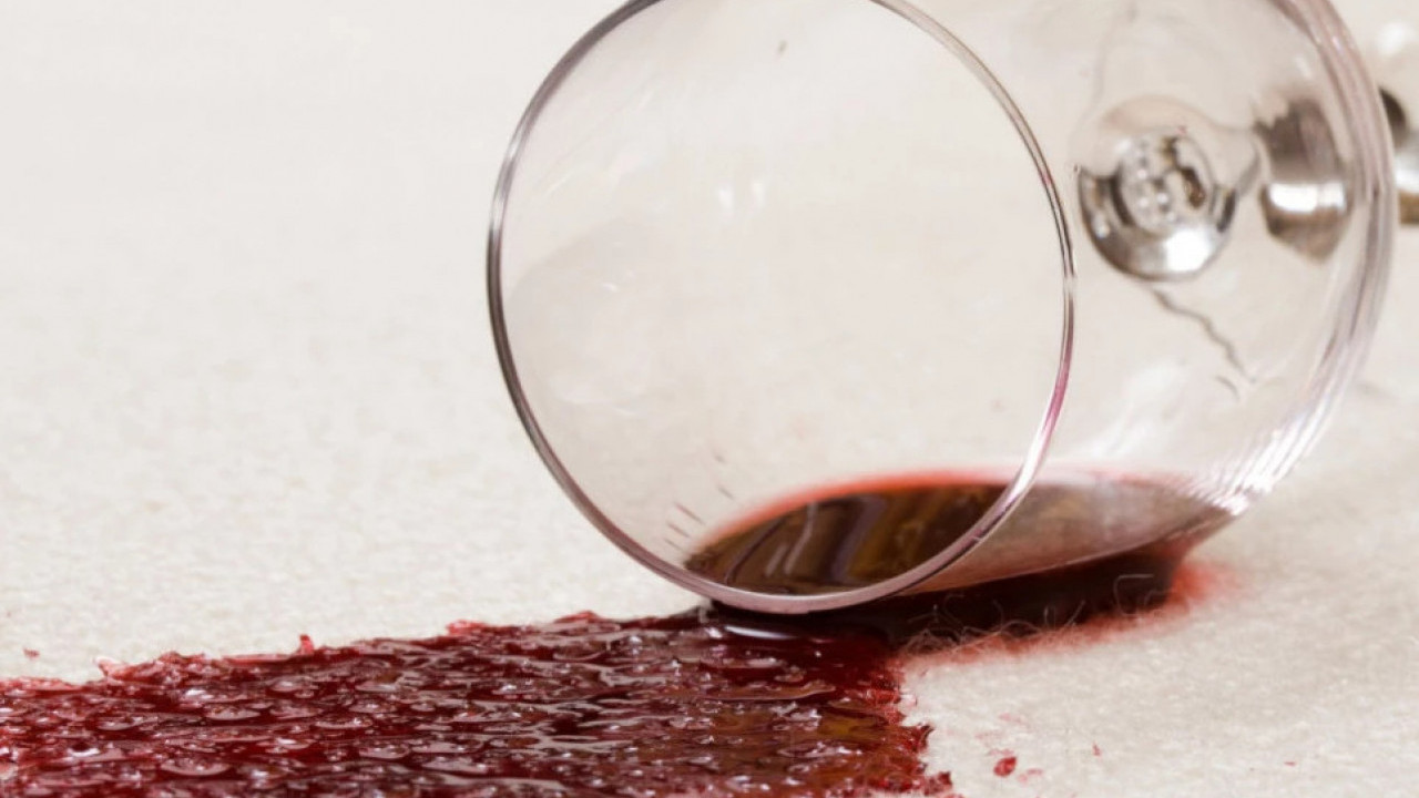 БРЗО И ЕФИКАСНО: На ова 4 начина уклонићете флеке од вина