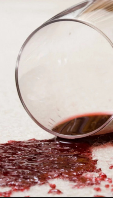 БРЗО И ЕФИКАСНО: На ова 4 начина уклонићете флеке од вина