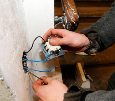 ELEKTRIČAR "ODRAO" BABU: 50.000din, koristio SAMO izolirku