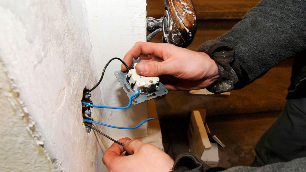 ELEKTRIČAR "ODRAO" BABU: 50.000din, koristio SAMO izolirku