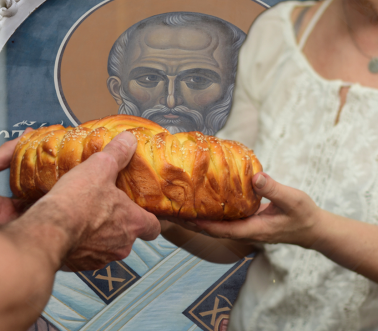 Zašto se slavski kolač lomi rukama i šta predstavlja žito?