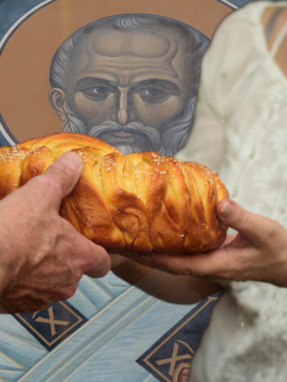 Zašto se slavski kolač lomi rukama i šta predstavlja žito?