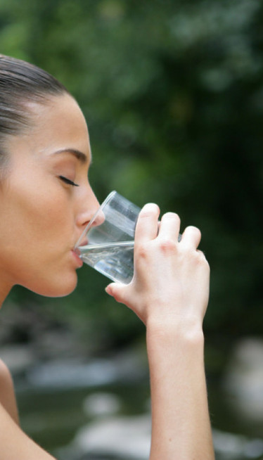 Šta se desi u telu kada popijete čašu vode na prazan stomak?