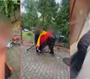 POLITIČAR PONIŽAVAO DEČAKE: Šutirao i terao da ližu zastavu