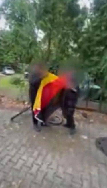 POLITIČAR PONIŽAVAO DEČAKE: Šutirao i terao da ližu zastavu