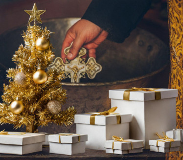 ДА ЛИ ЈЕ ГРЕХ КИТИТИ ЈЕЛКУ? Ево шта каже црква