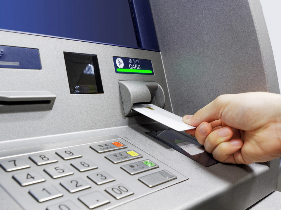 Zbog kvara na bankomatu dobio milione, trošio pa se predao