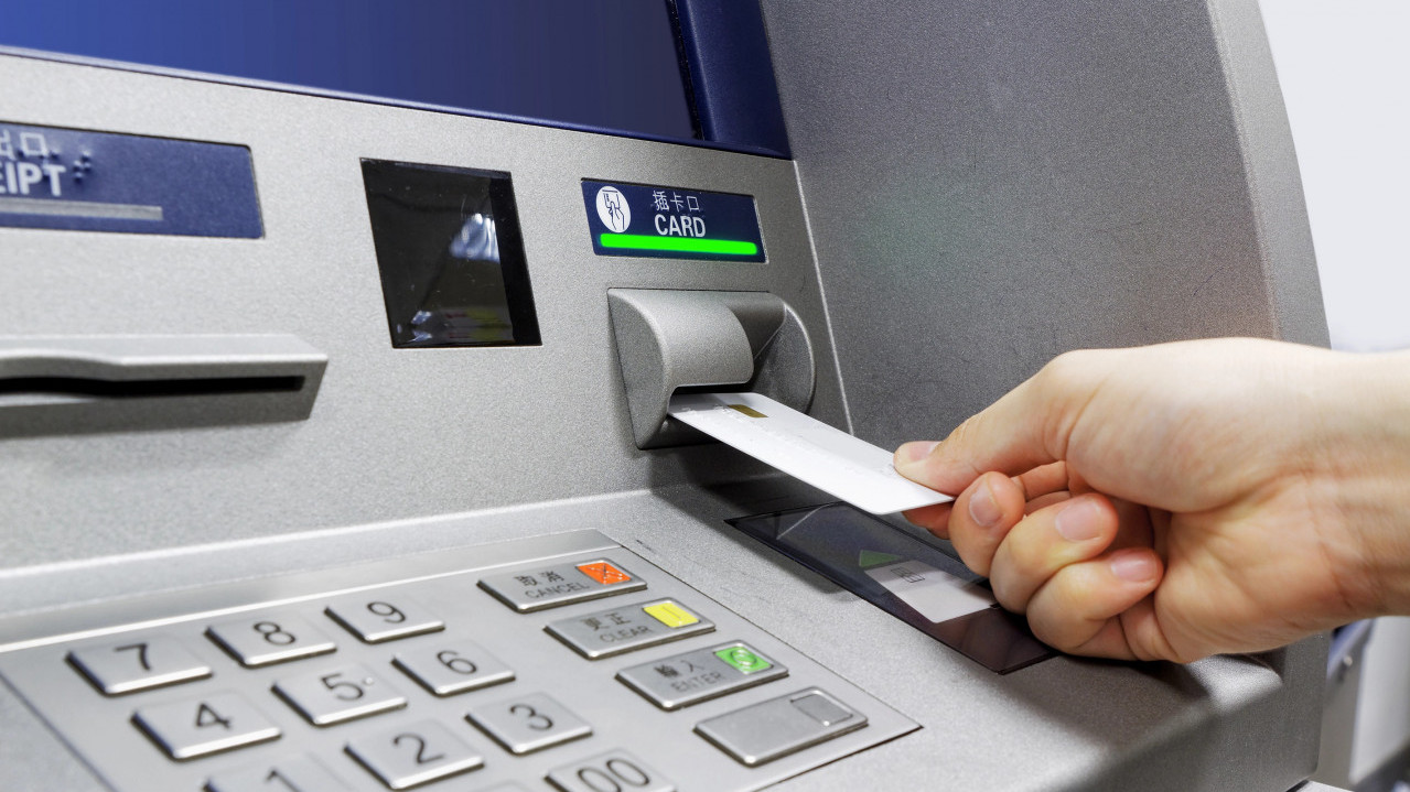 Zbog kvara na bankomatu dobio milione, trošio pa se predao