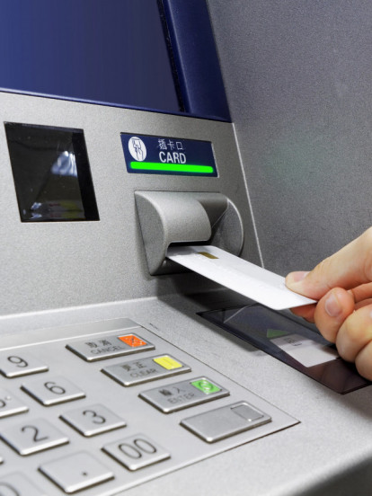 Zbog kvara na bankomatu dobio milione, trošio pa se predao
