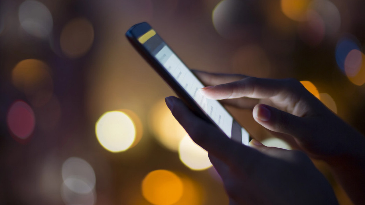 ВЕЛИКА ГРЕШКА: Ноћу телефон НЕ СМЕ бити укључен