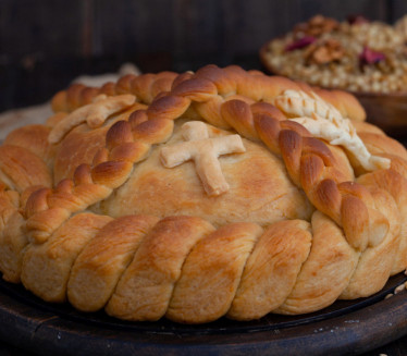 SVI GREŠIMO: Kako se pravilno seče slavski kolač