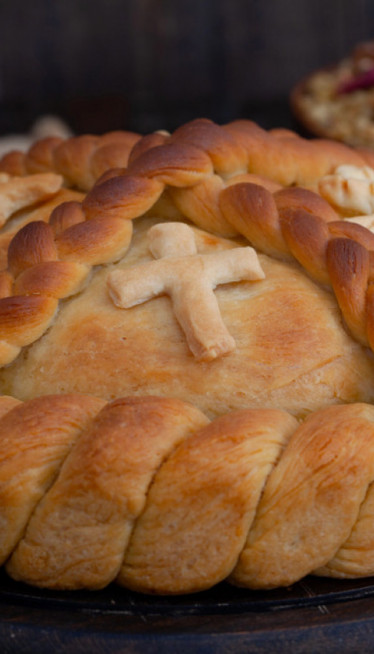 SVI GREŠIMO: Kako se pravilno seče slavski kolač