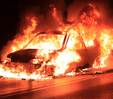 ZAPALJEN AUTO POLITIČARA: Kamere snimile incident u 2 ujutru
