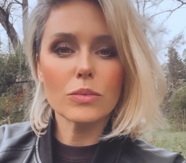 ДЕТЕ ДОБИЛА У 41. ГОДИНИ: Глумица крије мужа од јавности