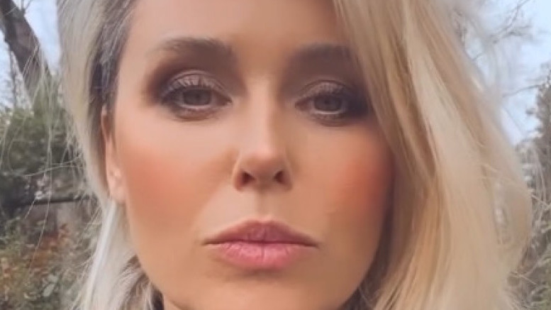 ДЕТЕ ДОБИЛА У 41. ГОДИНИ: Глумица крије мужа од јавности