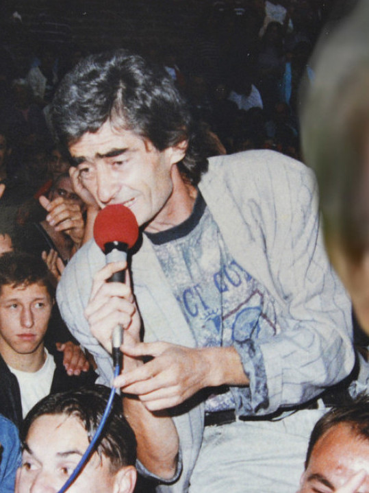 "MALI MRAV" PREMINUO U KAFANI: Pevača pronašla konobarica