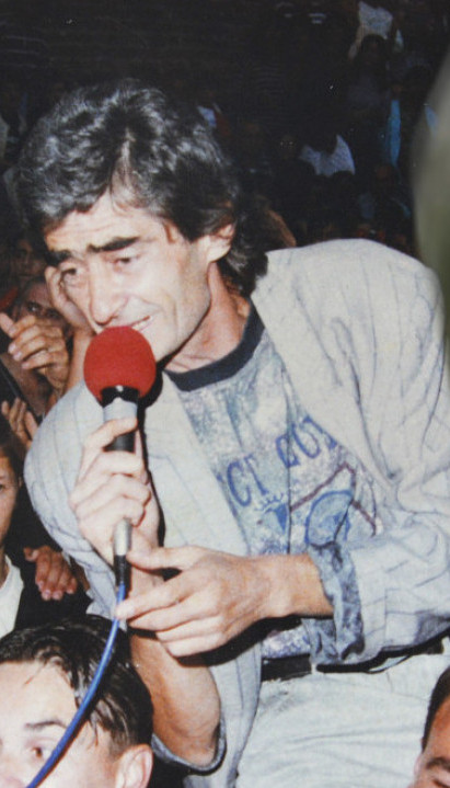 "МАЛИ МРАВ" ПРЕМИНУО У КАФАНИ: Певача пронашла конобарица