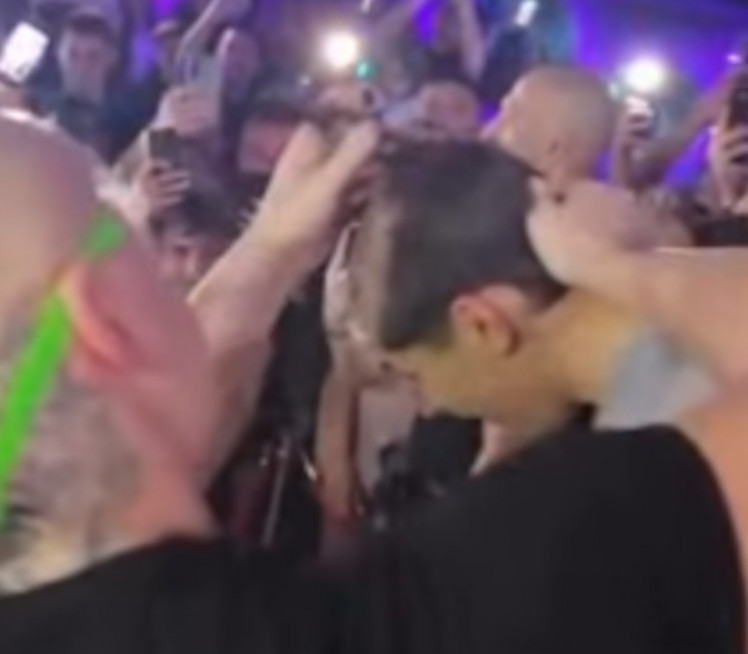 Desingerica izveo momka na binu, pa ga ošišao na ĆELAVO