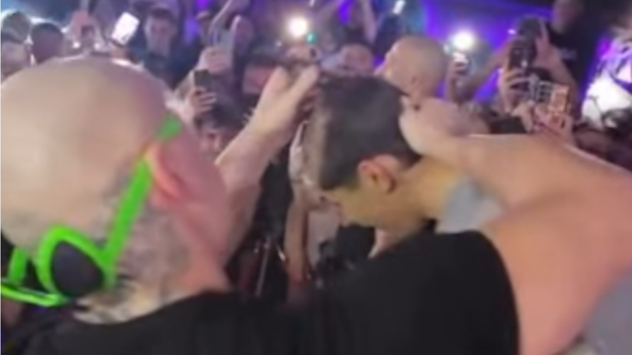 Desingerica izveo momka na binu, pa ga ošišao na ĆELAVO