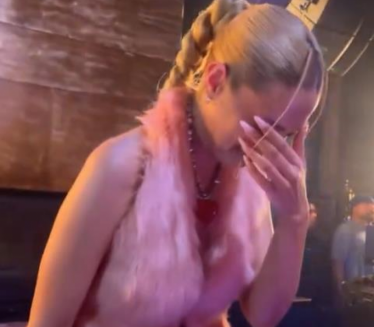 САРА ЈО У СУЗАМА: Певачица се сломила на наступу (ВИДЕО)