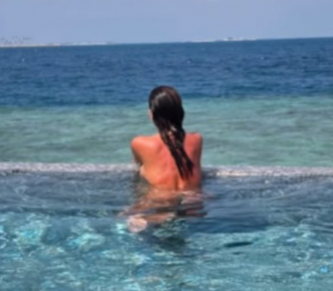 Bivša žena našeg poznatog pevača pozira potpuno gola