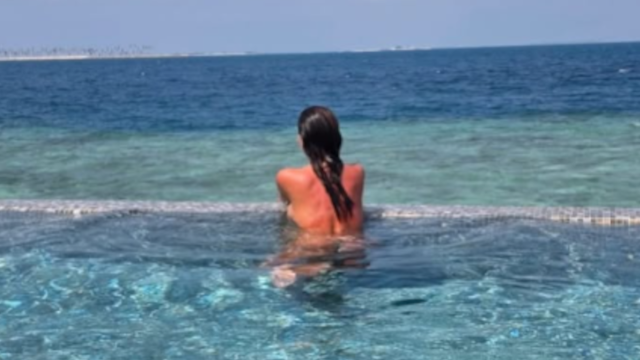 Bivša žena našeg poznatog pevača pozira potpuno gola